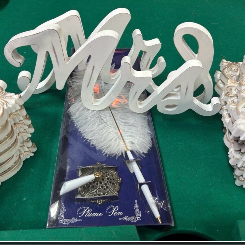 White wood  'Mrs' Sign with Feather Pen Set
